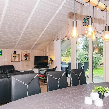 6 Person In Ansager-by Traum *